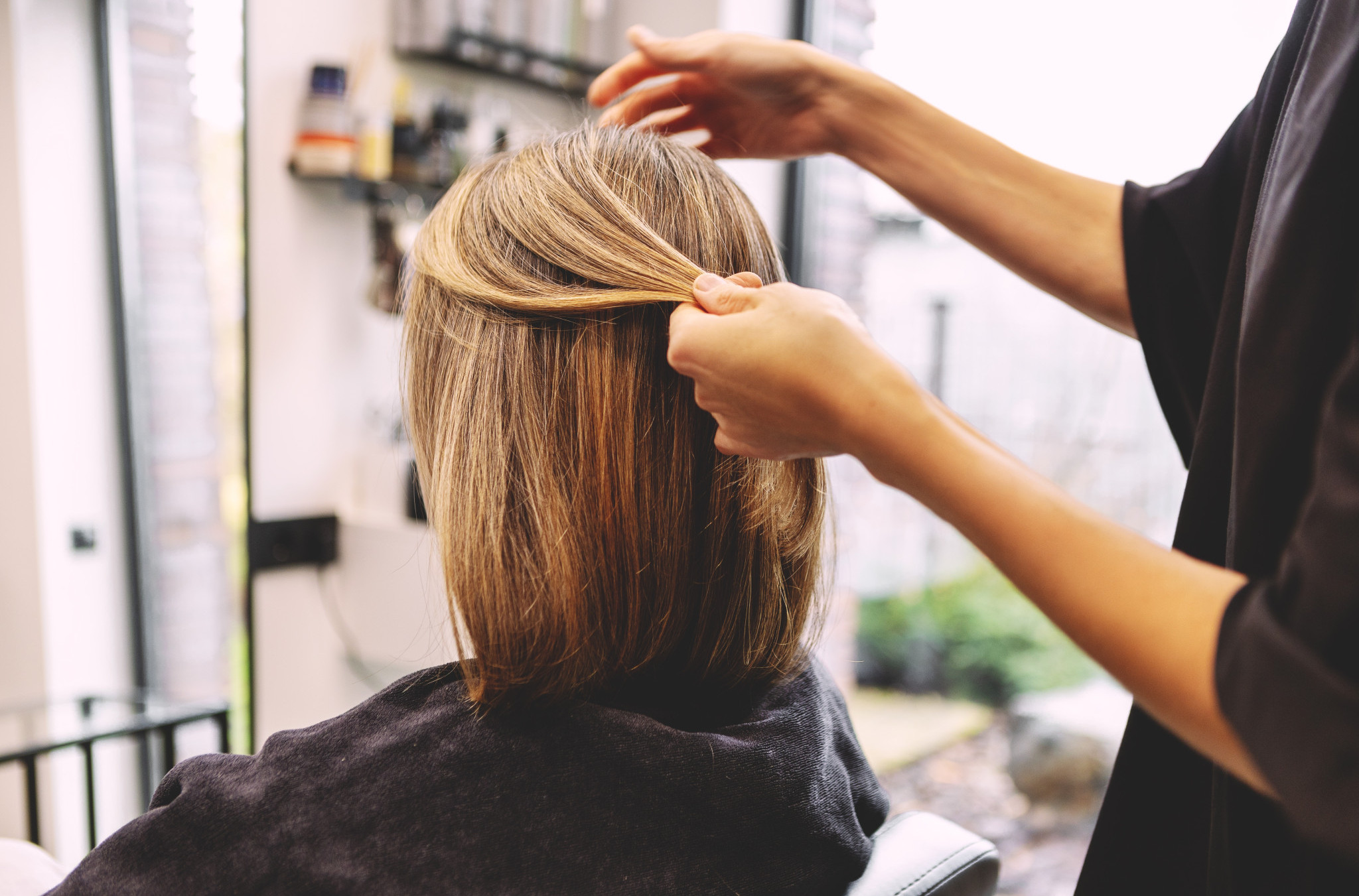 Frizerka joj je pogledala kosu i odmah pitala "Da li si trudna?" Snimak postao VIRALAN - KAKO JE ZNALA? (VIDEO)