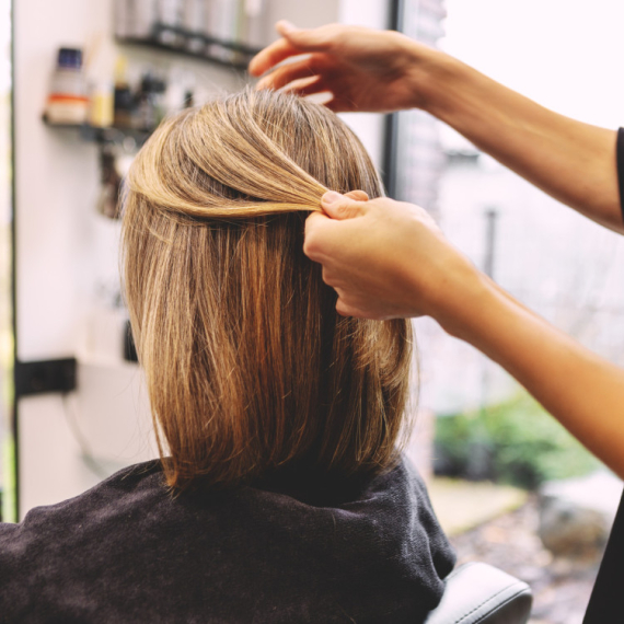 Frizerka joj je pogledala kosu i odmah pitala "Da li si trudna?" Snimak postao VIRALAN - KAKO JE ZNALA? (VIDEO)