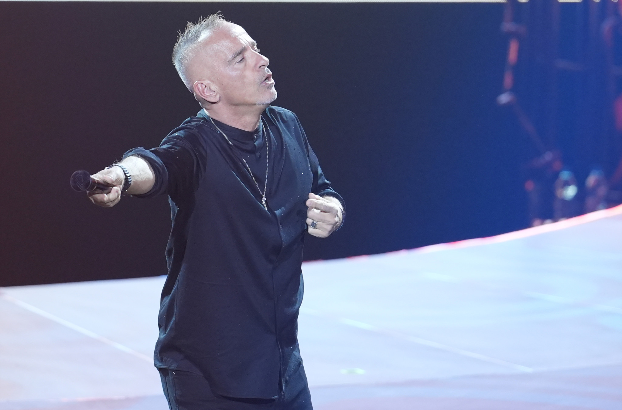 Eros Ramacoti pokazao koliki je car! Na srpskom jeziku pozdravio publiku, a pojedine dame i izgrlio (VIDEO)