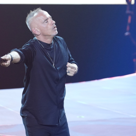 Eros Ramacoti pokazao koliki je car! Na srpskom jeziku pozdravio publiku, a pojedine dame i izgrlio (VIDEO)