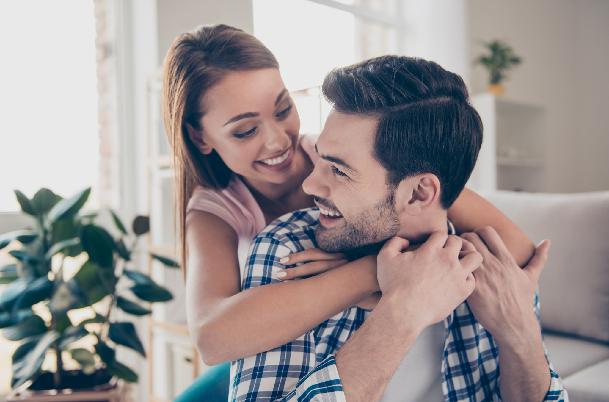 "Dokaz da nije mnogo potrebno..." Doneo je devojci DVA KAMENA i potvrdio univerzalnu istinu! (VIDEO)