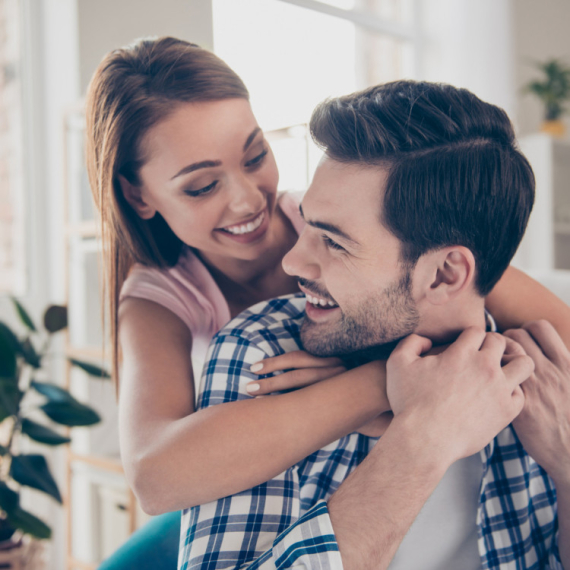 "Dokaz da nije mnogo potrebno..." Doneo je devojci DVA KAMENA i potvrdio univerzalnu istinu! (VIDEO)