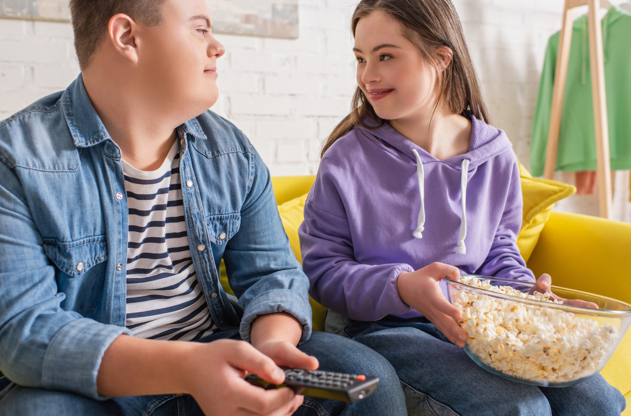 PRINC NA KONJU, PODANICI I JEDAN DIRLJIV POZIV NA MATURU! Devojčica sa Daunovim sindromom će ovo iznenađenje zauvek pamtiti (VIDEO)
