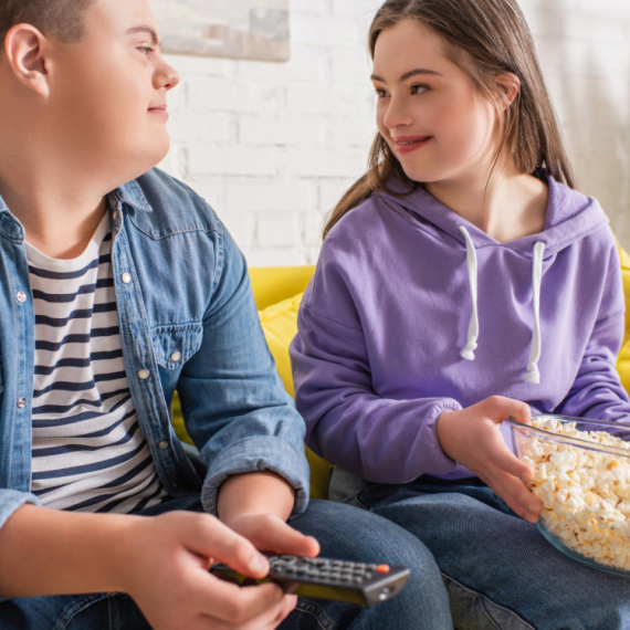PRINC NA KONJU, PODANICI I JEDAN DIRLJIV POZIV NA MATURU! Devojčica sa Daunovim sindromom će ovo iznenađenje zauvek pamtiti (VIDEO)