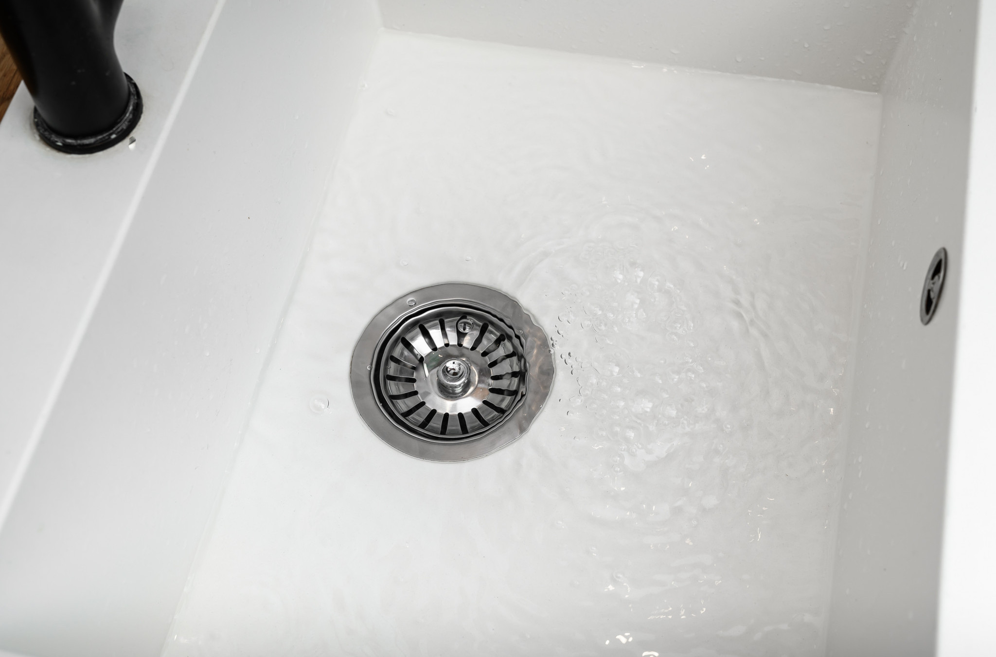 Trik sa KONDOMOM zaludeo mnoge! Stavite ga na mrežicu od sudopere i rešićete 3 VAŽNA PROBLEMA