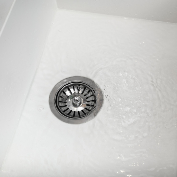 Trik sa KONDOMOM zaludeo mnoge! Stavite ga na mrežicu od sudopere i rešićete 3 VAŽNA PROBLEMA