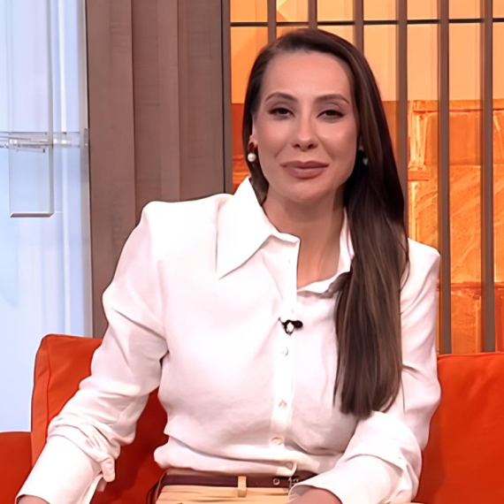 Novi imidž voditeljke Prve TV! Duga kosa je bila njen zaštitni znak, a OVU PROMENU niko nije očekivao (FOTO)