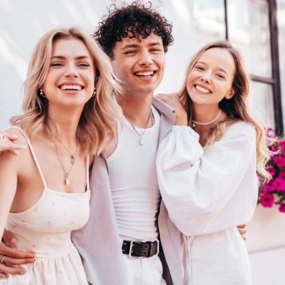 Šta se dešava kada par odluči da "OTVORI VEZU"? Da li je to početak kraja ili se tu ipak krije nešto više?