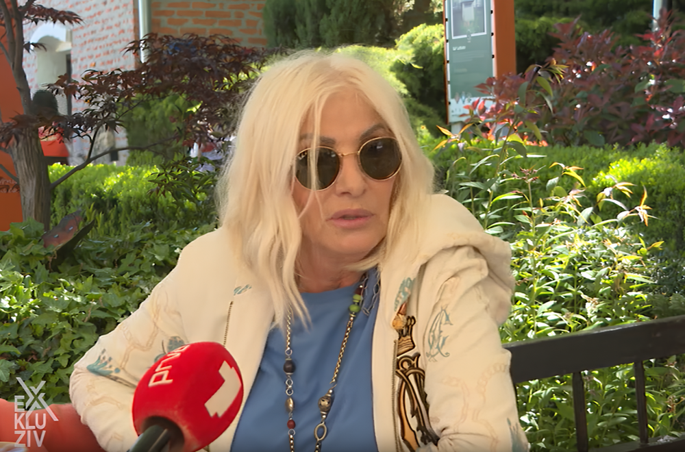 Nepoznati muškarac pevačici pokušao da UĐE U AUTO - ONA UPERILA PIŠTOLJ prema njemu: Filmska scena (VIDEO)