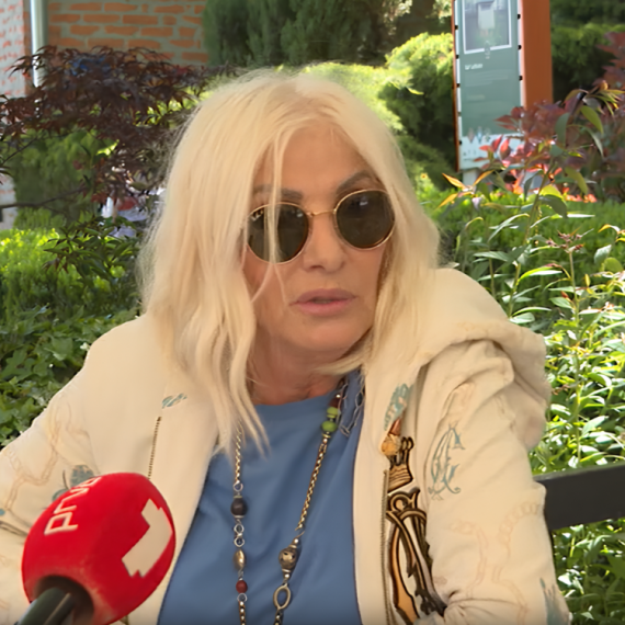 Nepoznati muškarac pevačici pokušao da UĐE U AUTO - ONA UPERILA PIŠTOLJ prema njemu: Filmska scena (VIDEO)