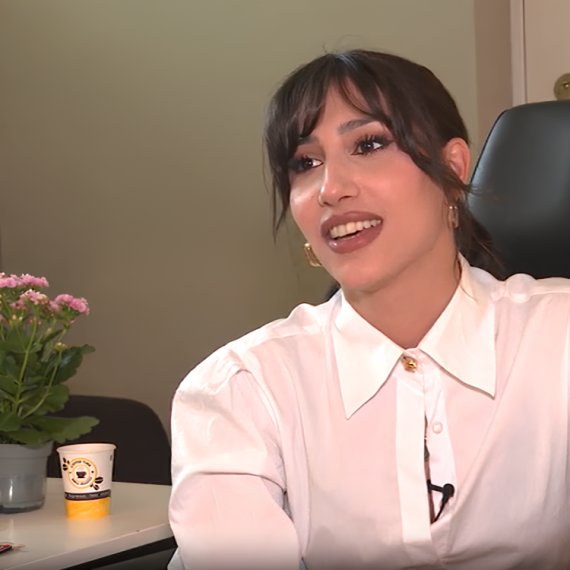 Anđelina otkriva ko se pojavljuje u njenom NOVOM SPOTU: Detalj koji je svima promakao (VIDEO)