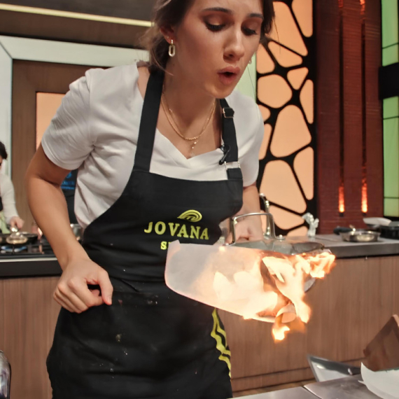 ZAPALILO SE! Jovana u panici - brzo gasi pod vodom! Da li će joj jelo biti UPROPAŠĆENO?