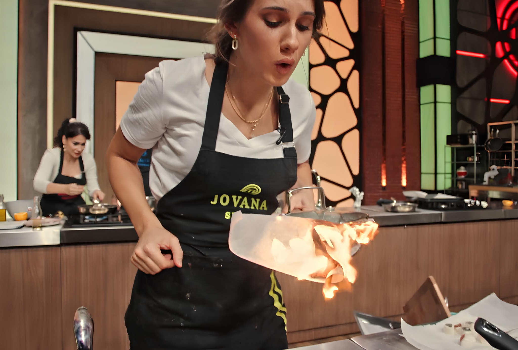 ZAPALILO SE! Jovana u panici - brzo gasi pod vodom! Da li će joj jelo biti UPROPAŠĆENO?