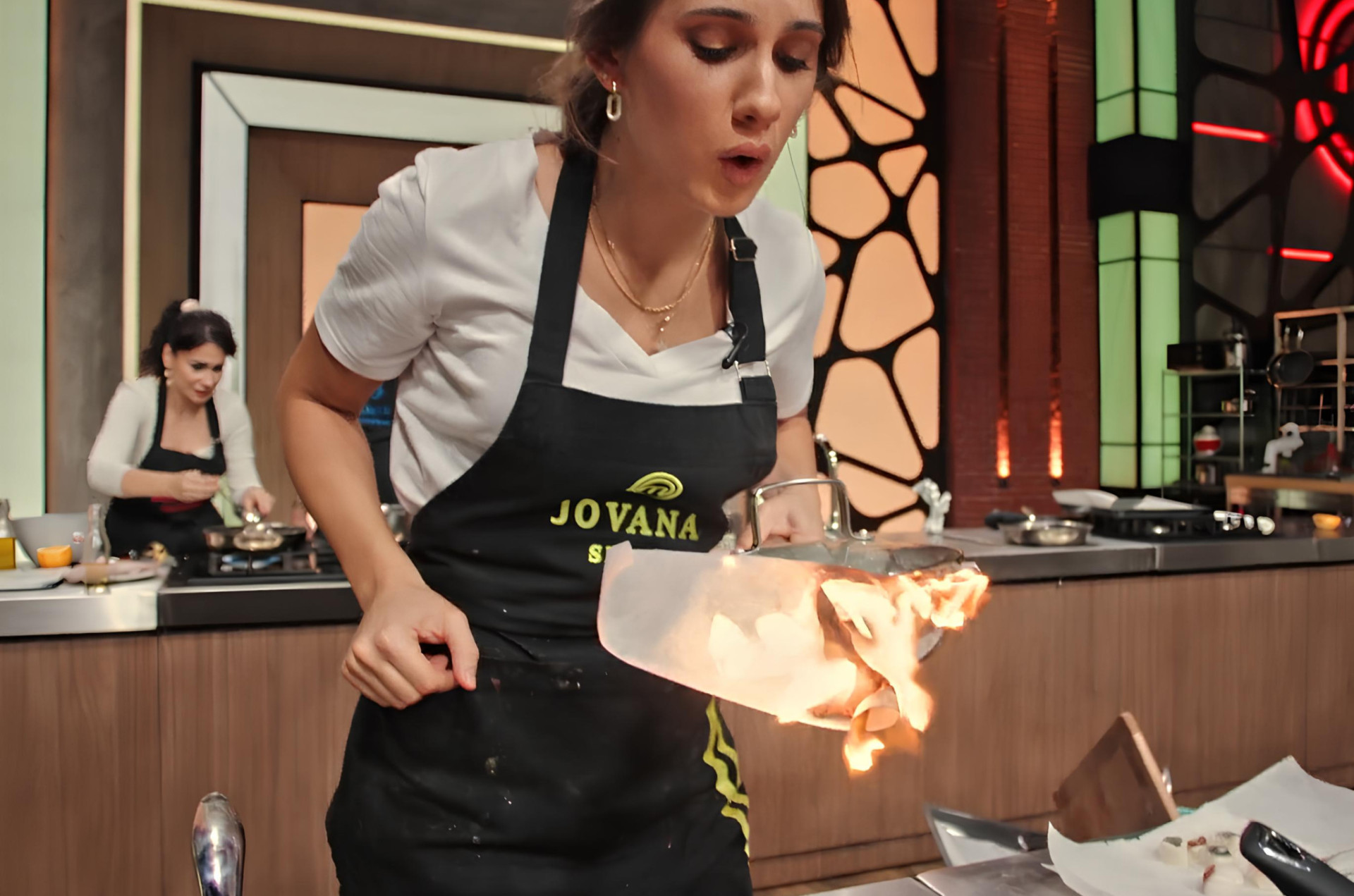 ZAPALILO SE! Jovana u panici - brzo gasi pod vodom! Da li će joj jelo biti UPROPAŠĆENO?