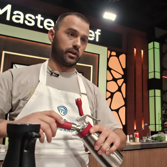 Ulog je preveliki, ali Amer odlučuje da NESEBIČNO POMAŽE: „Bolje da ja to namestim nego da nekom pukne u ruci!“