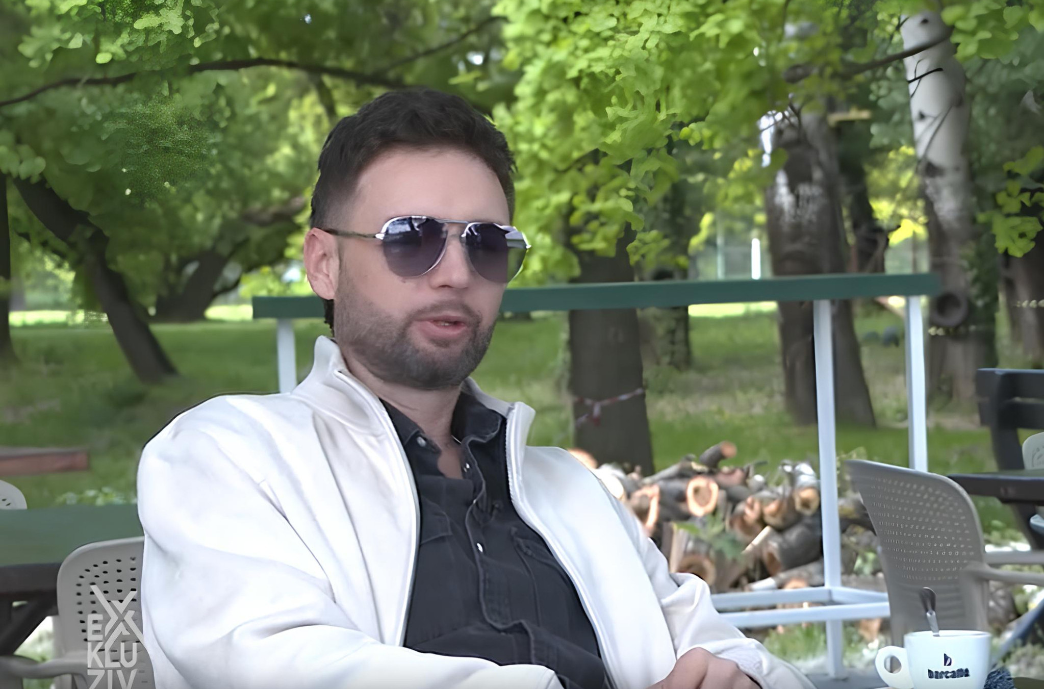Šta sve pop pevač mora da radi zbog svog psa? (VIDEO)