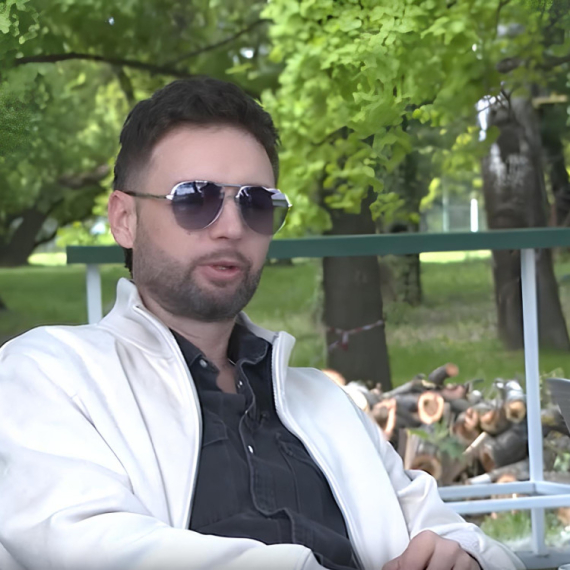 Šta sve pop pevač mora da radi zbog svog psa? (VIDEO)