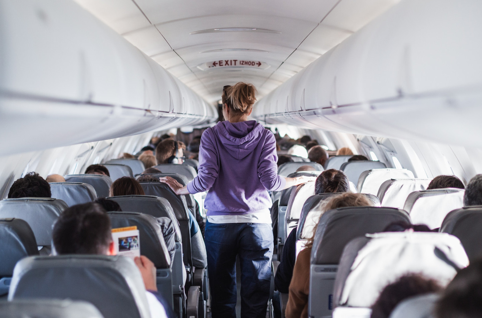 Poznata avio-kompanija UPOZORILA PUTNICE: Ovo bi TREBALO da SKINETE pre LETA