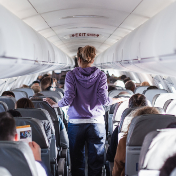 Poznata avio-kompanija UPOZORILA PUTNICE: Ovo bi TREBALO da SKINETE pre LETA