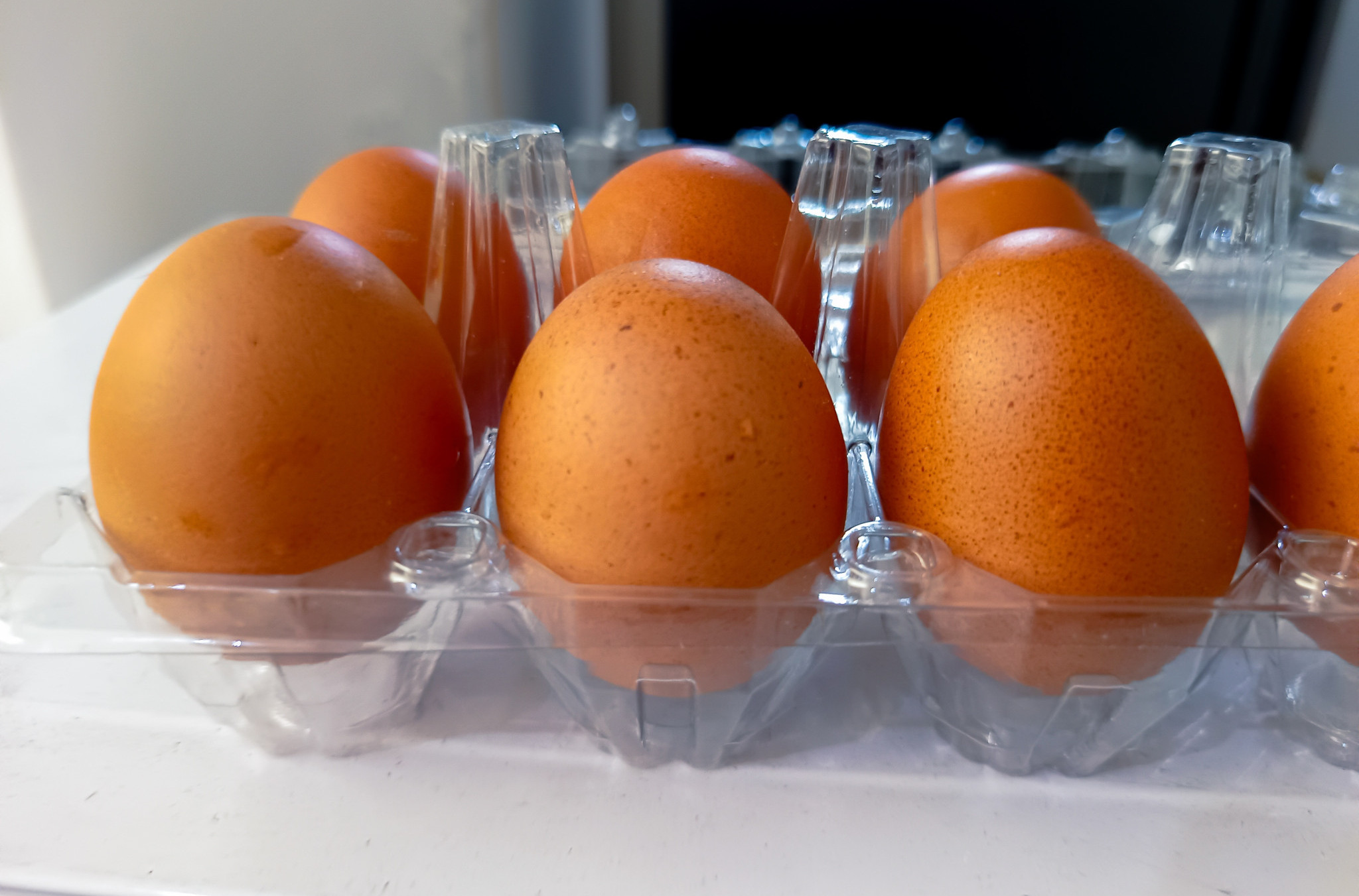 Znate da se ne preporučuje držanje u vratima frižidera, ali evo ŠTA još možete uraditi da PRODUŽITE TRAJANJE jajima!