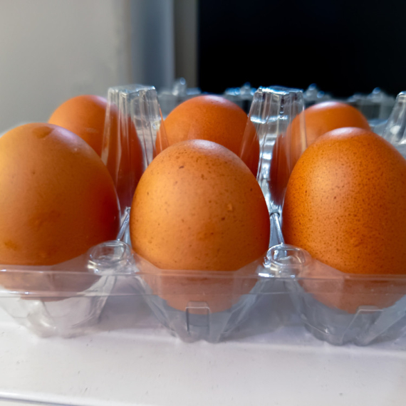 Znate da se ne preporučuje držanje u vratima frižidera, ali evo ŠTA još možete uraditi da PRODUŽITE TRAJANJE jajima!