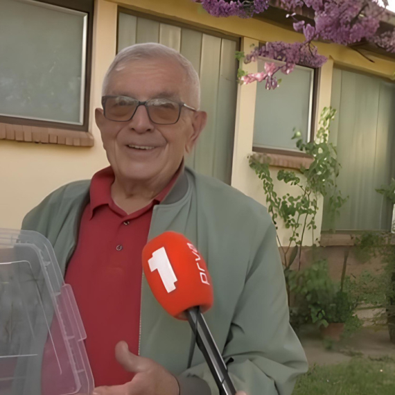 Nebojša gaji NAJNEOBIČNIJE četvoronožne KUĆNE LJUBIMCE i ima ih oko 300! Ne prave buku, ne grebu i ne ujedaju, a evo čime se hrane! (VIDEO)