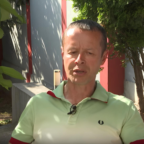 Dr Iggy za EXkluziv otvorio vrata svoje kuće na Banovom Brdu: "Kada su isekli taj orah, kao i mene da su..." (VIDEO)