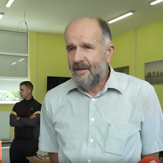 MATURANTI mu POKLONILI TOČKOVE, PROFESOR uzvratio šalom: "Kad sam video KAKVI su, ŽAO mi je što svi nisu PALI godinu..."(VIDEO)