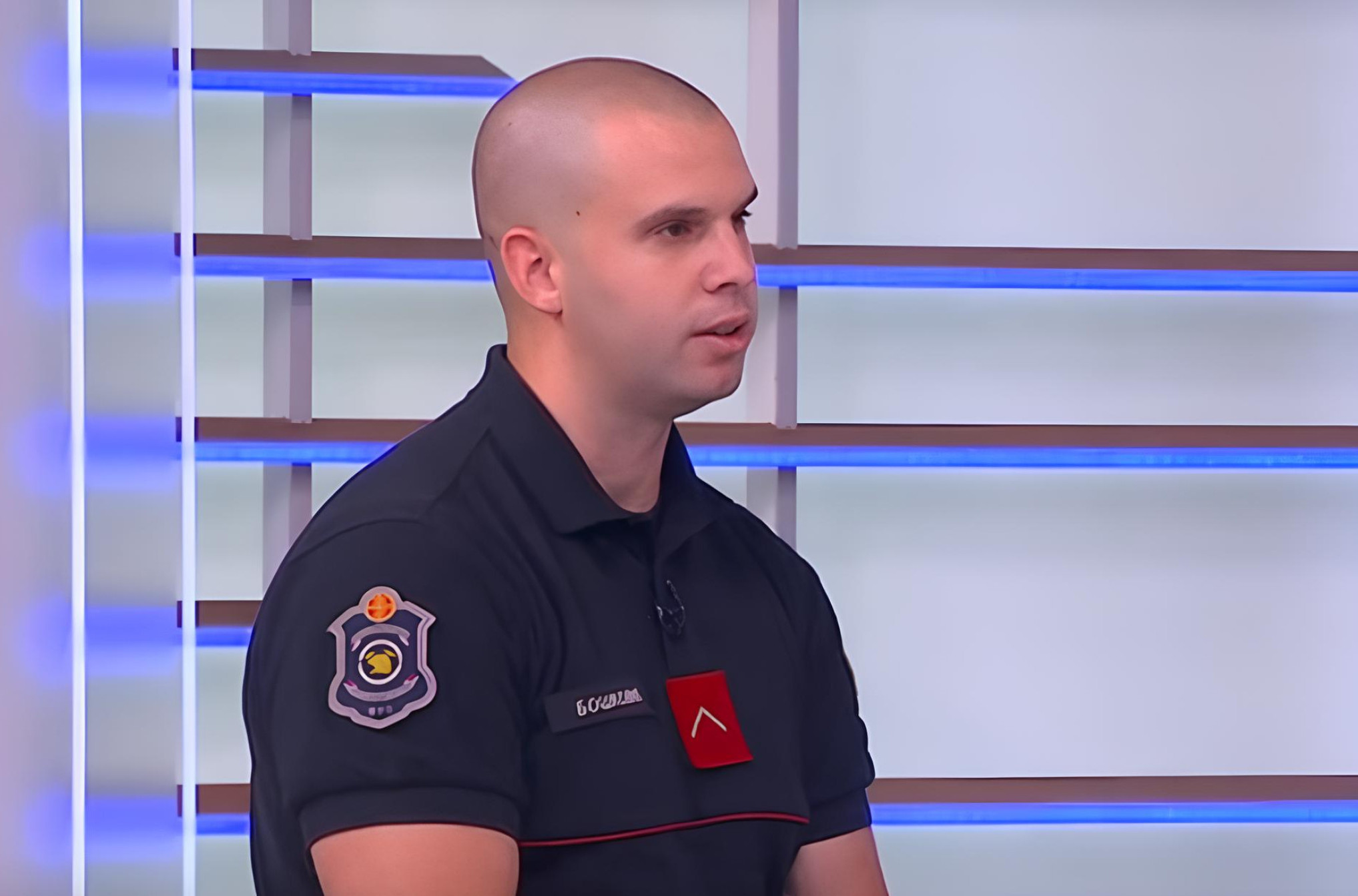 Vatrogasac spasio ženu iz požara! Bila je u nesvesti, iz stana je izlazio gust, crn dim, a ona je ležala na krevetu! (VIDEO)