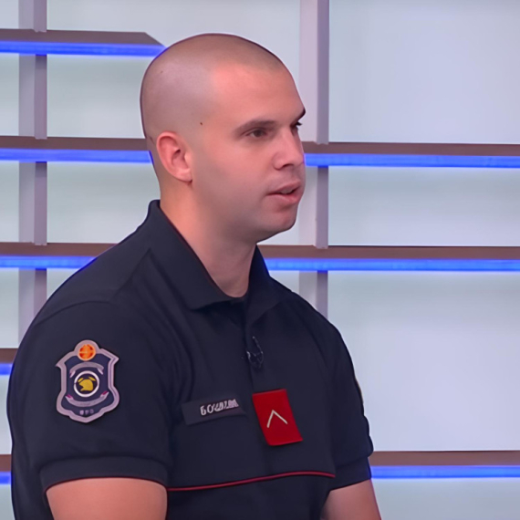 Vatrogasac spasio ženu iz požara! Bila je u nesvesti, iz stana je izlazio gust, crn dim, a ona je ležala na krevetu! (VIDEO)