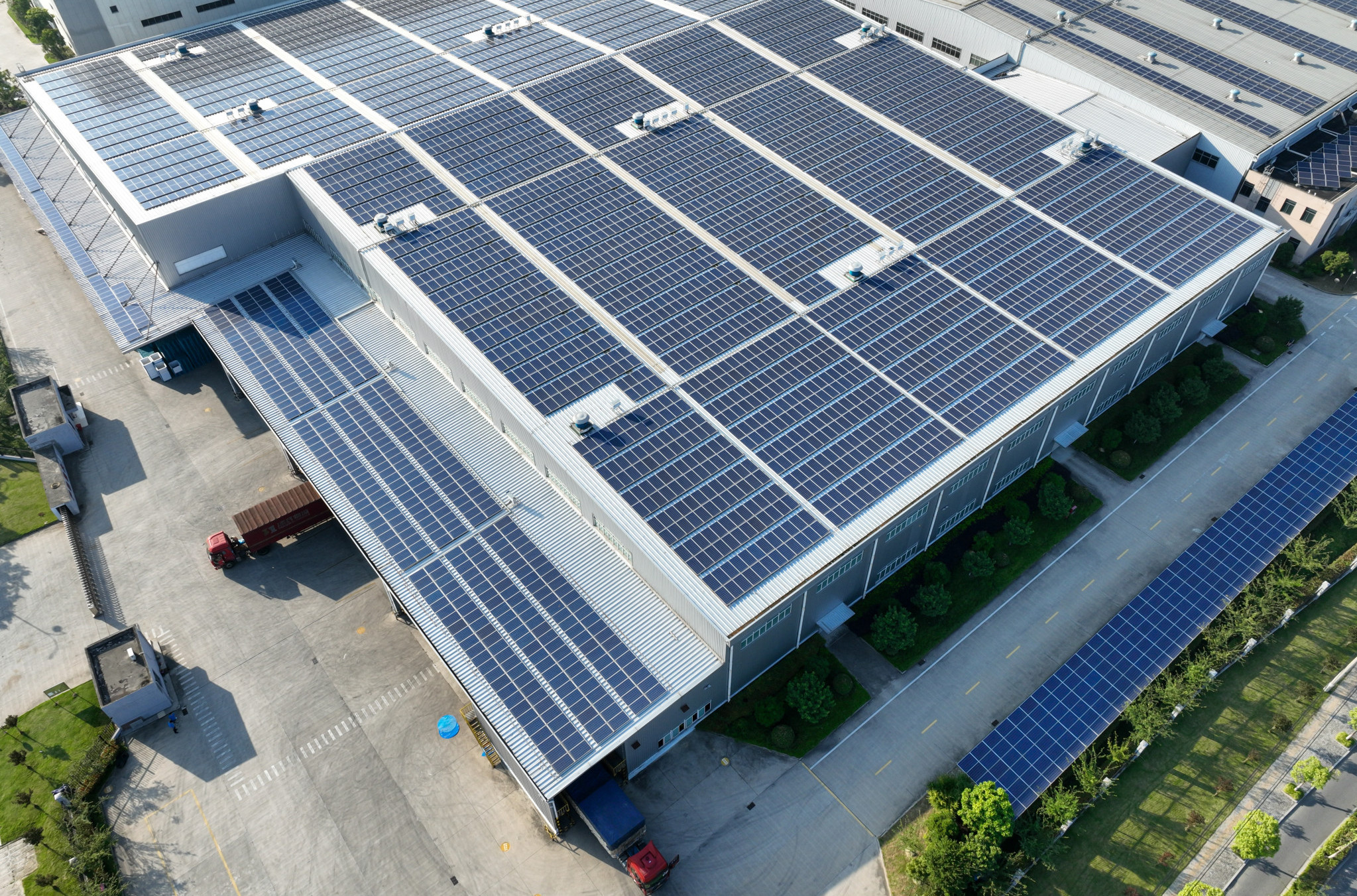 Solarne elektrane u industriji: Kako proizvodni pogoni mogu drastično smanjiti troškove struje