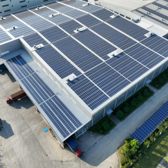 Solarne elektrane u industriji: Kako proizvodni pogoni mogu drastično smanjiti troškove struje