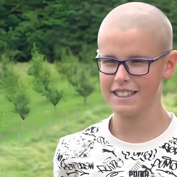 Dečak Bogdan ima neobičnog ljubimca - došetao je iz šume, a sada su takoreći NERAZDVOJNI (VIDEO)