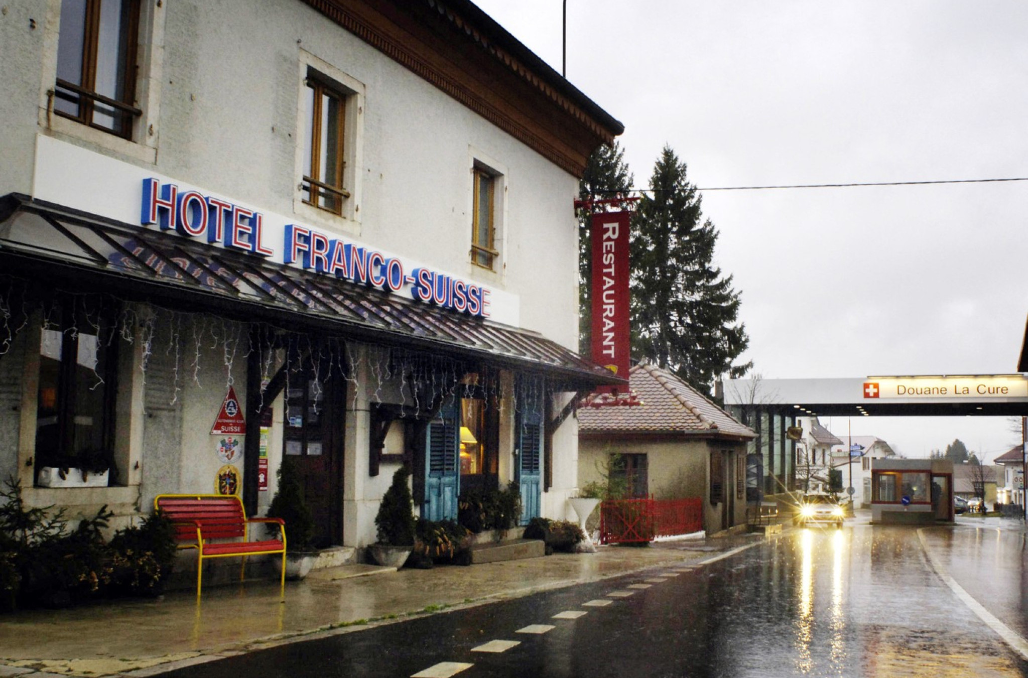 Državna granica prolazi kroz BRAČNI KREVET u hotelskoj sobi! Ovde, u jednoj državi spavate, a u drugoj doručkujete