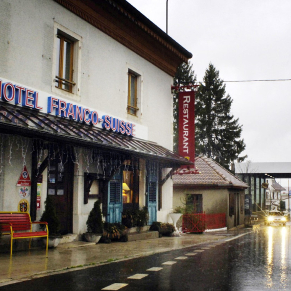 Državna granica prolazi kroz BRAČNI KREVET u hotelskoj sobi! Ovde, u jednoj državi spavate, a u drugoj doručkujete