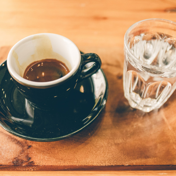 Pijete vodu POSLE KAFE? Italijani bi se naljutili! Evo KAKO oni to rade - tradicija stara vekovima