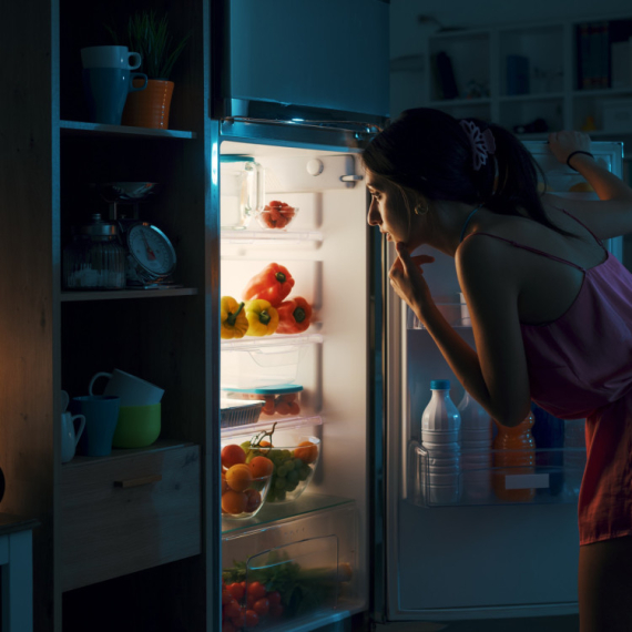 Da li jedan kasni obrok može sve da nam POREMETI? Nutricionistkinja razotkriva najčešće mitove i daje savet ŠTA da jedemo za večeru