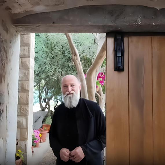 Otac Jovan i njegova dva galeba žive NA OSTRVU! Zimi su sasvim sami, talasi se dignu i do 7 metara visine, a leti je DRUGA PRIČA (VIDEO)