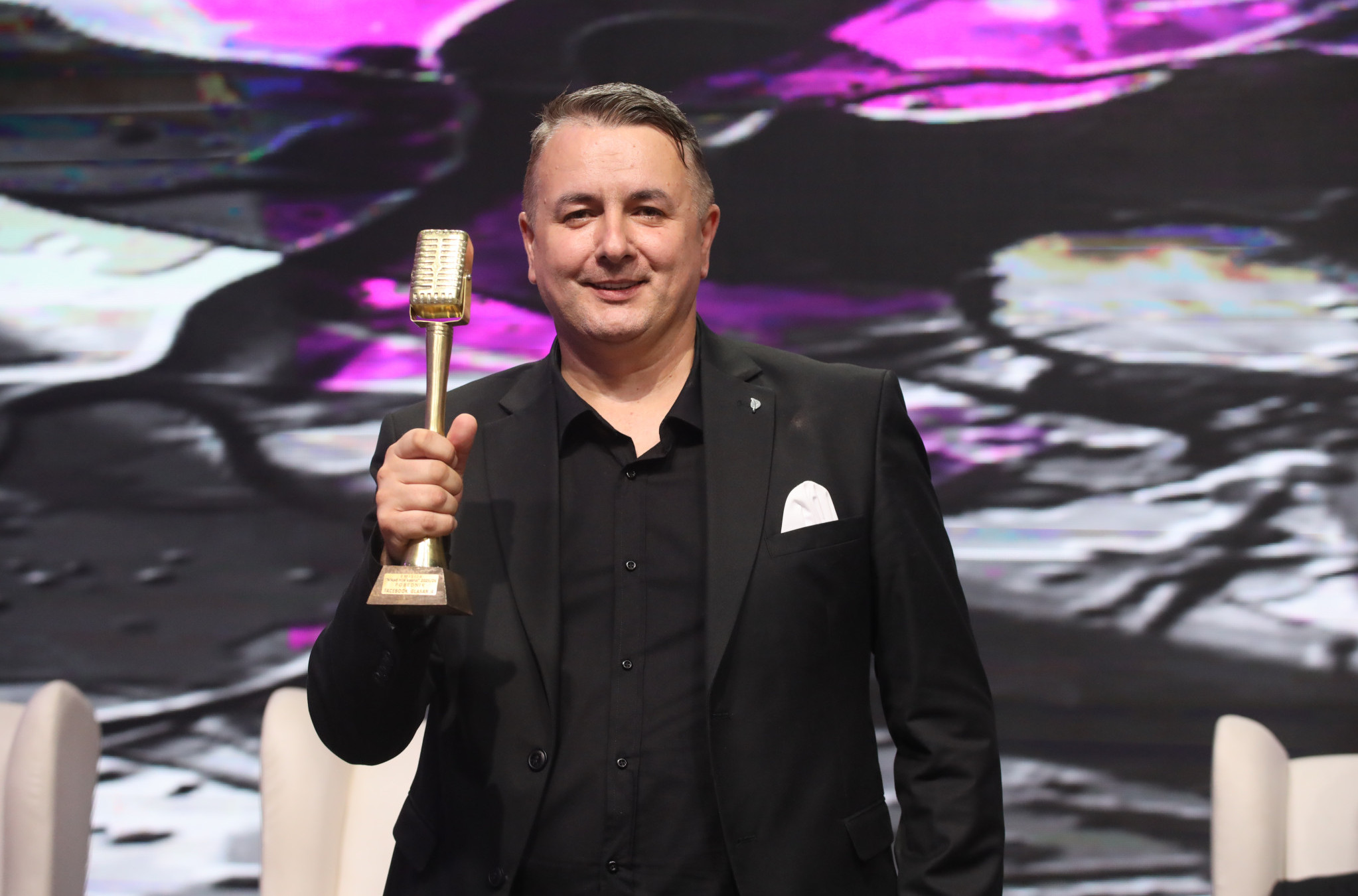 OTKRIO DETALJE! Pre samo nekoliko dana je imao SAOBRAĆAJKU sa suprugom, a sada je POBEDNIK Fejsbuk glasanja u šou "Nikad nije kasno"!