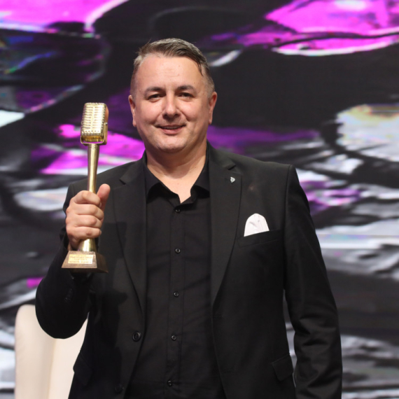OTKRIO DETALJE! Pre samo nekoliko dana je imao SAOBRAĆAJKU sa suprugom, a sada je POBEDNIK Fejsbuk glasanja u šou "Nikad nije kasno"!
