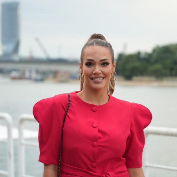 Mariju Mikić su na početku karijere MNOGO KRITIKOVALI! Počela je u OVOM BENDU, ali nije bila dovojno dobra? (VIDEO)
