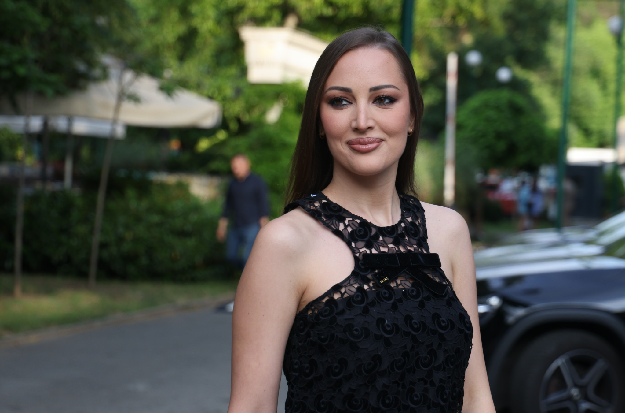 Umetničko i nesvakidašnje izdanje! Aleksandra Prijović prekrila gole grudi rukama, pa stala pred kameru