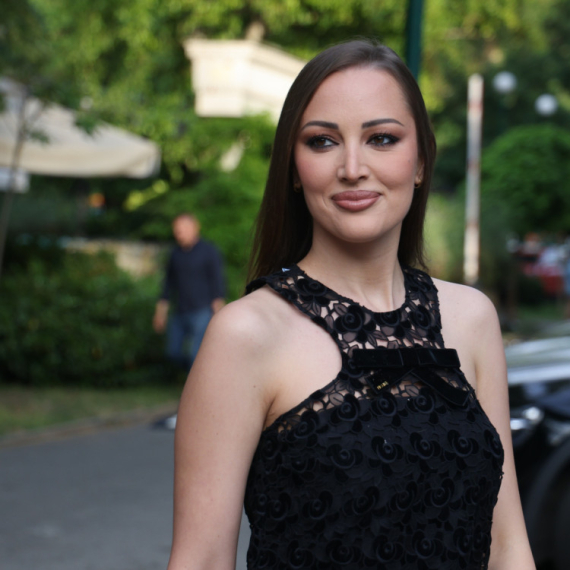 Umetničko i nesvakidašnje izdanje! Aleksandra Prijović prekrila gole grudi rukama, pa stala pred kameru