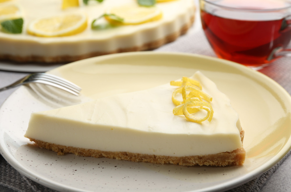 Letnja torta od limuna koja će vas osvežiti, a pravi se bez pečenja