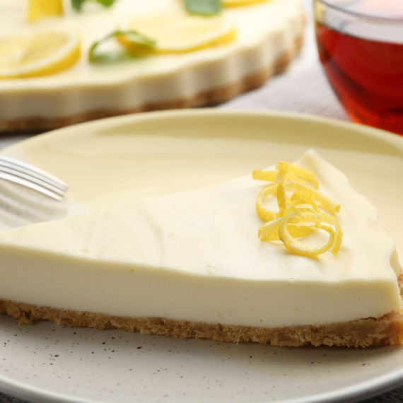 Letnja torta od limuna koja će vas osvežiti, a pravi se bez pečenja