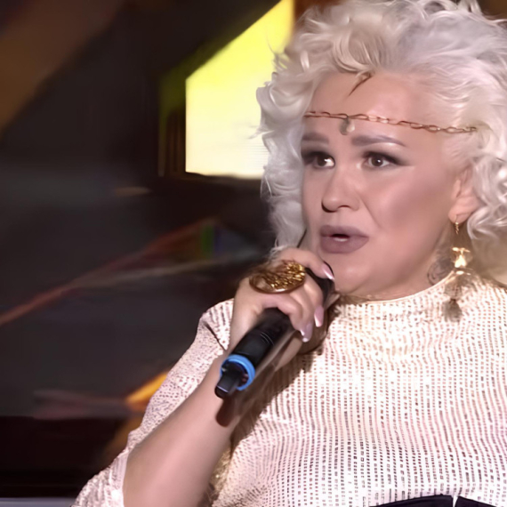 Sa 16 godina je doživela se*sualni napad, otac joj je preminuo na rukama, a majka prosila da bi ih prehranila!