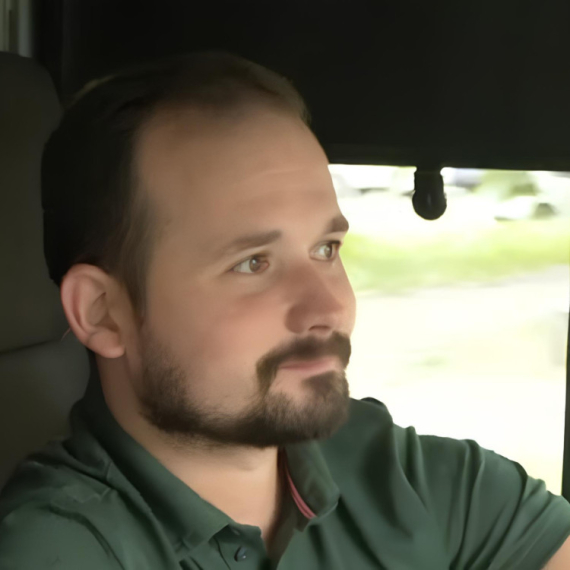Nije pevač, ni influenser, ali ga zna skoro cela Srbija! Kako je vozač autobusa 706E osvojio mnoga srca? (VIDEO)