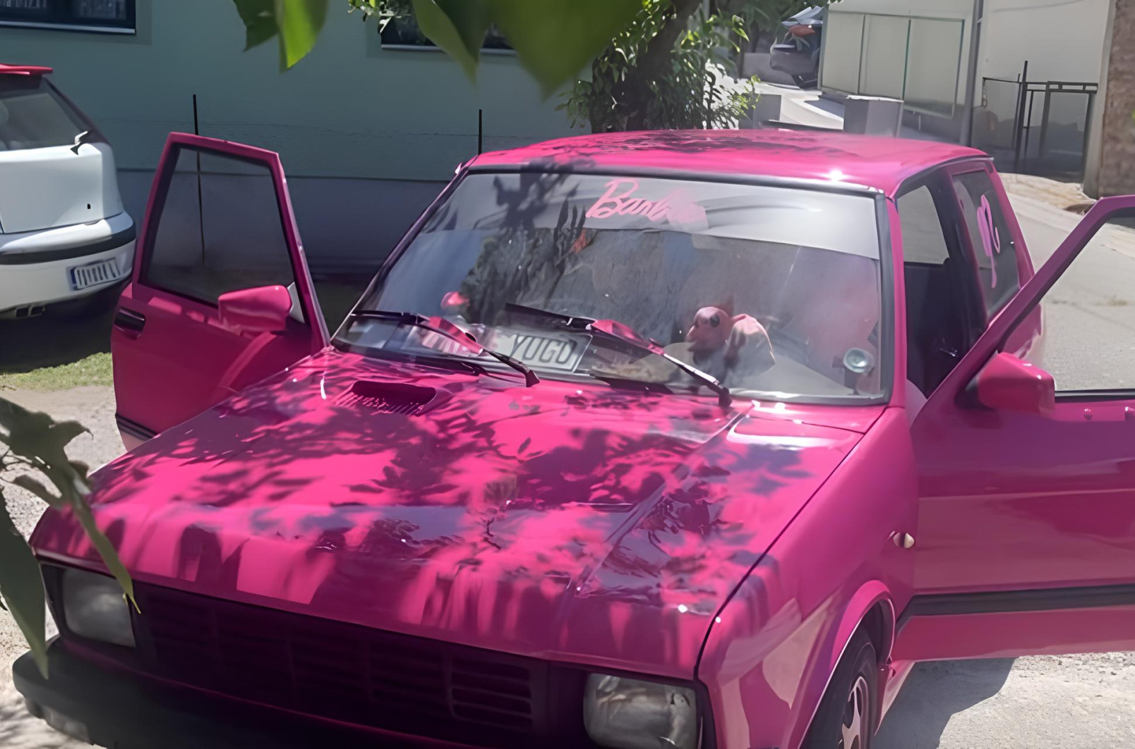Kupila je JUGIĆA i pretvorila ga u Barbikin auto! Boja je prava pink, a DETALJ na ZADNJEM STAKLU će vas oduševiti (VIDEO)