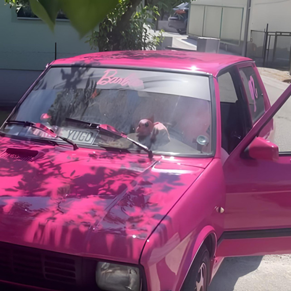 Kupila je JUGIĆA i pretvorila ga u Barbikin auto! Boja je prava pink, a DETALJ na ZADNJEM STAKLU će vas oduševiti (VIDEO)