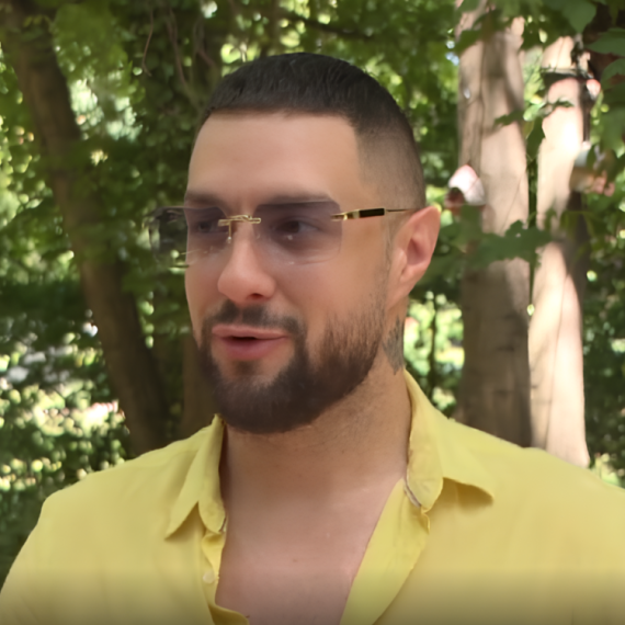 Pevač otkrio šta radi kad je sam, pa poručio: "Nisam uobražen!"